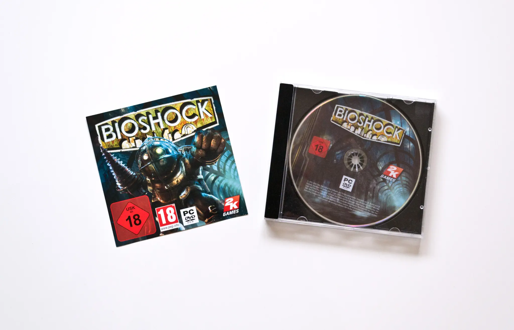 Photo of the content of BioShock (2008, PC, DE); developed by 2K Australia Pty. Ltd; 2K Boston, Inc, published by ak tronic Software & Services GmbH; Hi-res 3D box available at https://bigboxcollection.com