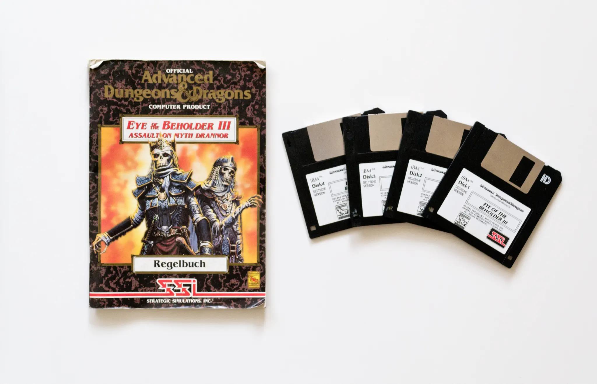 Photo of the content of Eye of the Beholder III: Assault on Myth Drannor (1993, PC, DE); developed by Strategic Simulations, Inc., published by Softgold Computerspiele GmbH; Hi-res 3D box available at https://bigboxcollection.com